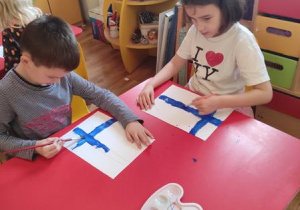 Dzieci malują flagę Finlandii.